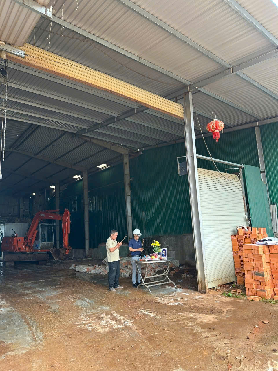 Đây là khoảnh khắc làm lễ khởi công, thắp nhang cầu nguyện cho công trình được thuận lợi và bền vững. Nghi thức này thể hiện sự tôn trọng tâm linh và mong muốn mang lại bình an, may mắn trong suốt quá trình thi công.